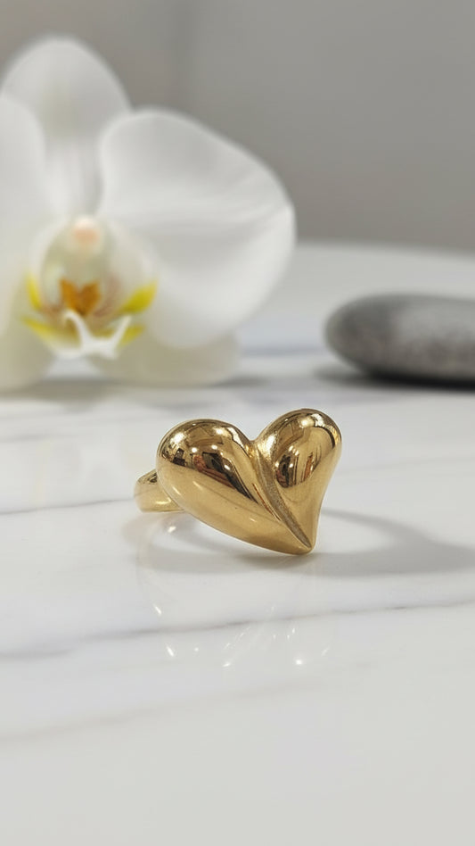 Golden Heart Statement Ring – Minimal Luxury Design