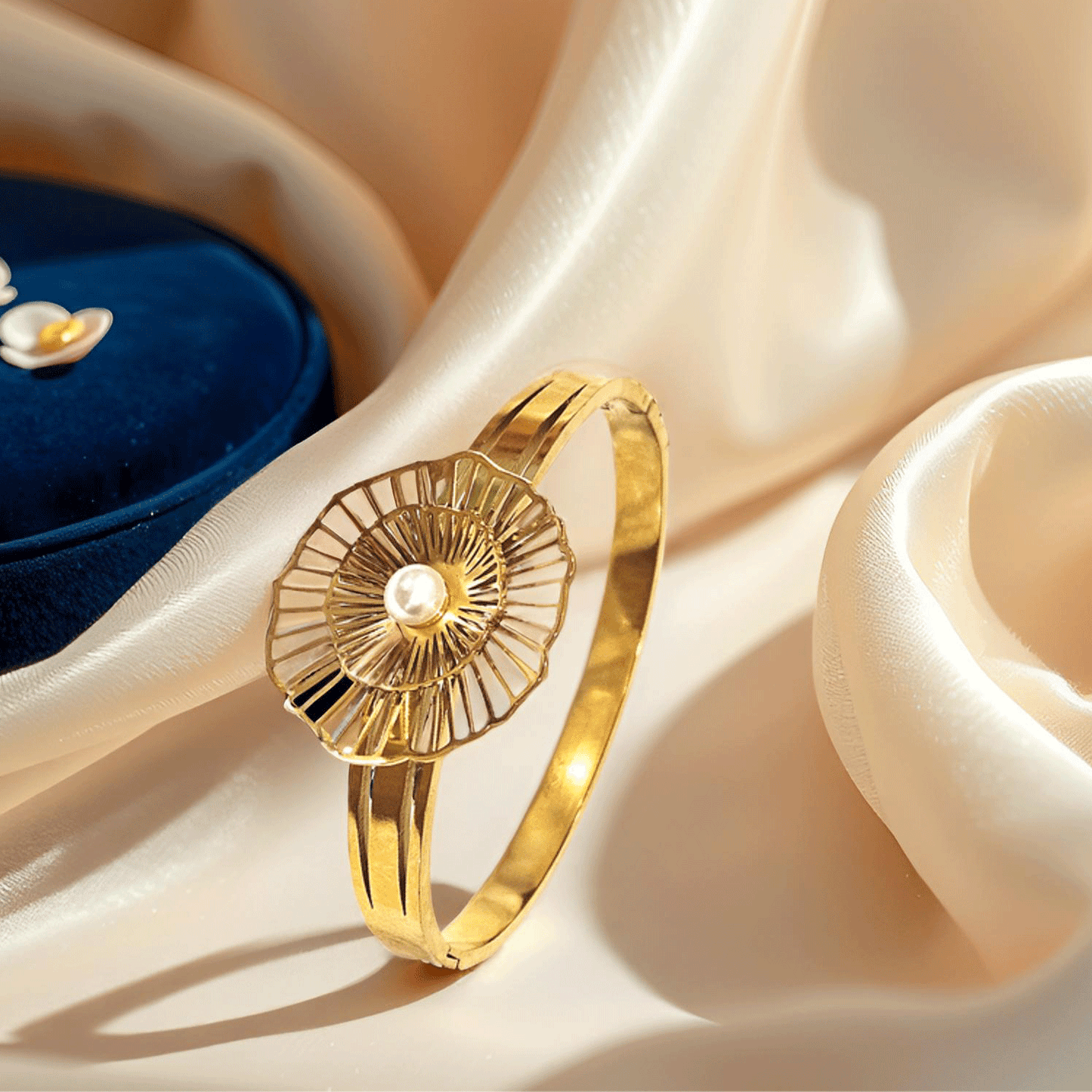 Waterproof & Tarnish-Resistant Floral Bracelet - Gold Plated Openable Design (Skin Safe)